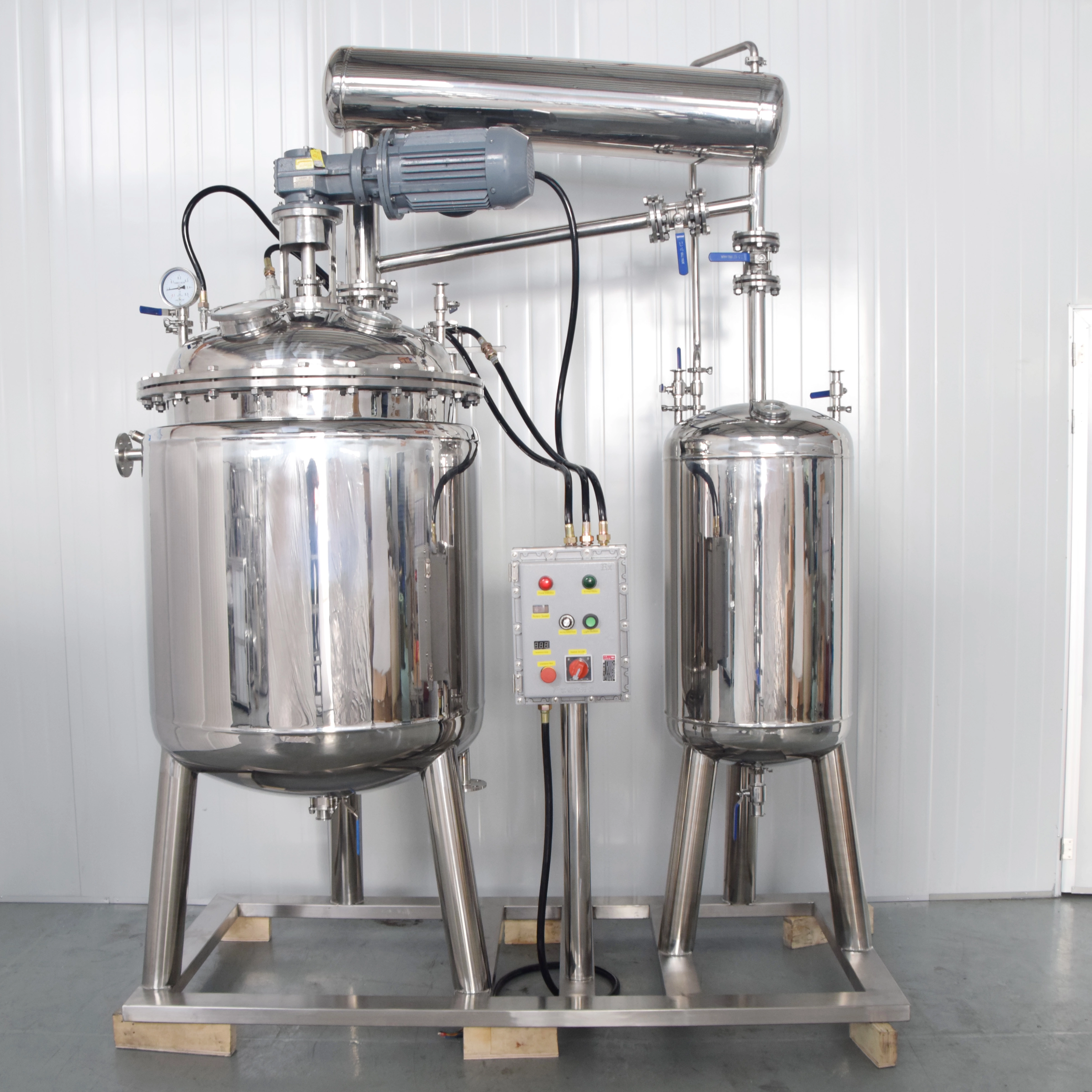 16 de abril de 2024 / Reactor de acero inoxidable con doble camisa de 500 litros y tubería de reflujo listo para enviarse a Europa