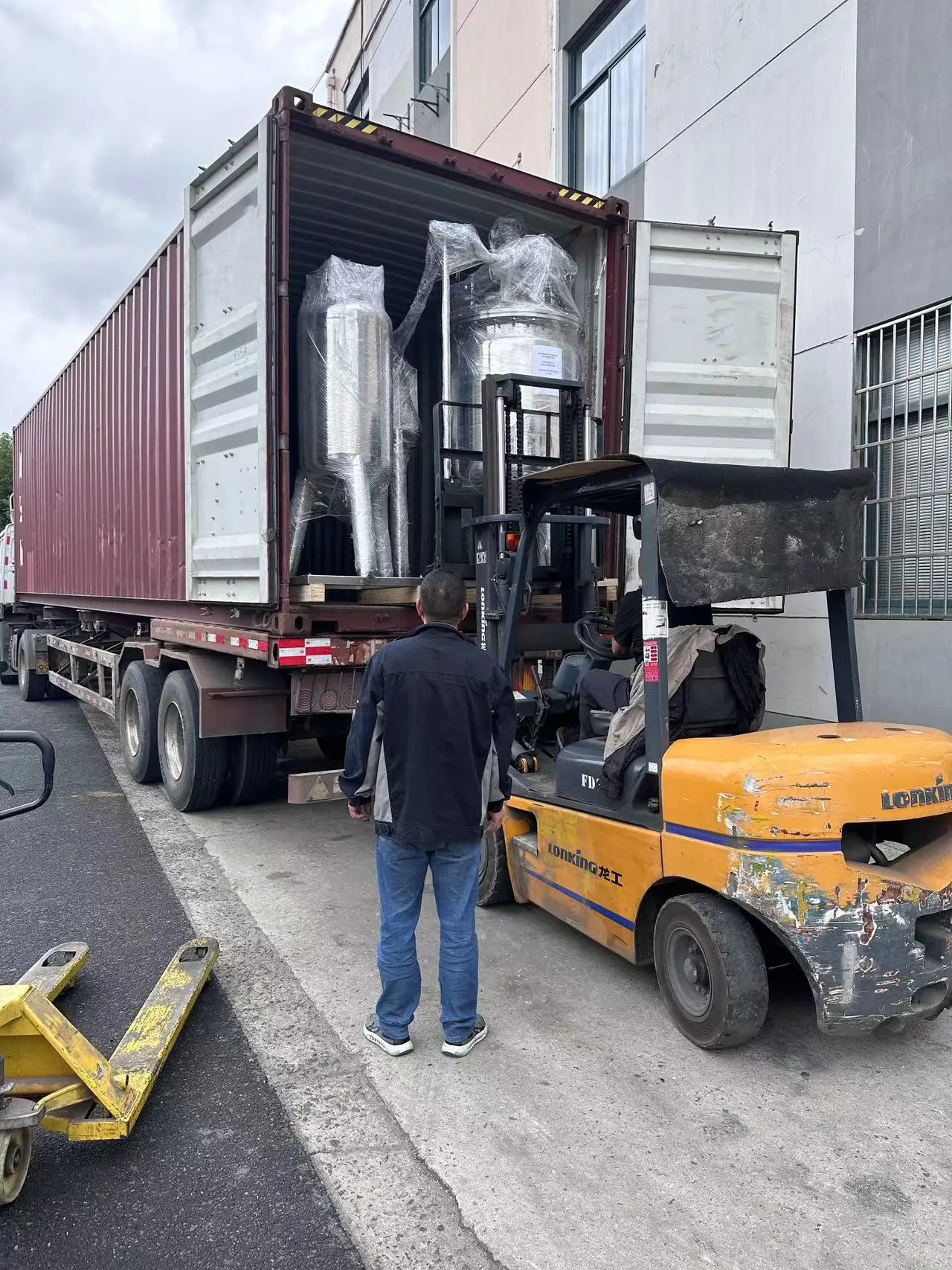 Carga de contenedores HQ de 40' (reactores de acero inoxidable/circuladores de calefacción/circuladores de refrigeración/bombas de vacío/torre de agua)