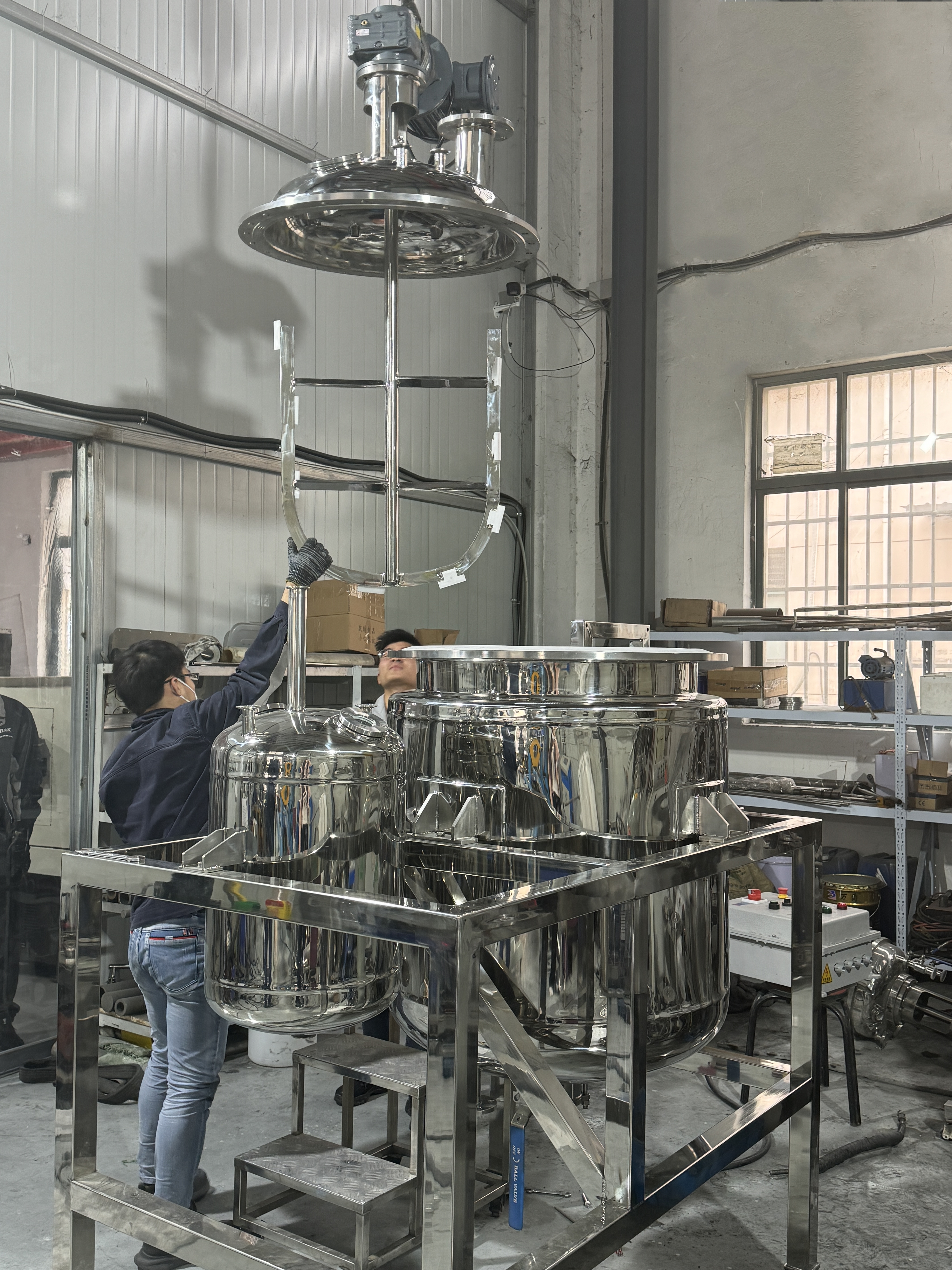 Montaje y prueba previos al envío del reactor de acero inoxidable de 300 L