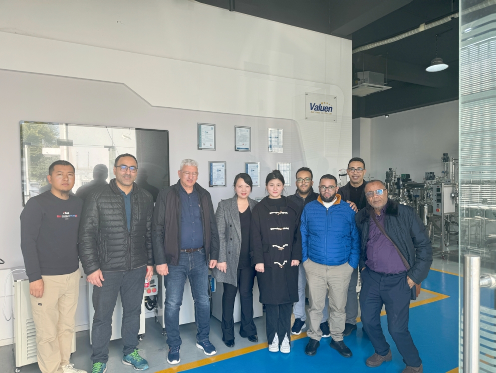 Visita por funcionarios del Departamento de Agricultura Nacional de Marruecos para inspeccionar equipos de destilación