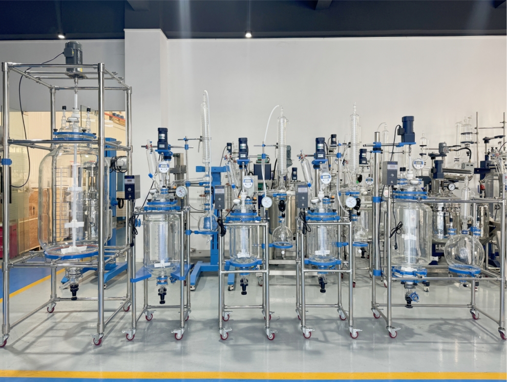 Se leen un lote de reactores de vidrio ordenados por clientes europeos para la entrega