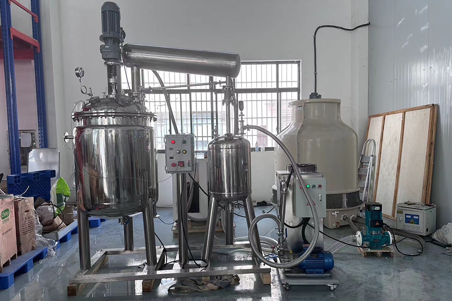 Prueba de evaporador de vacío de acero inoxidable de 500 L que trabaja con CoolTower y enfriador de agua antes del envío a Solvenia